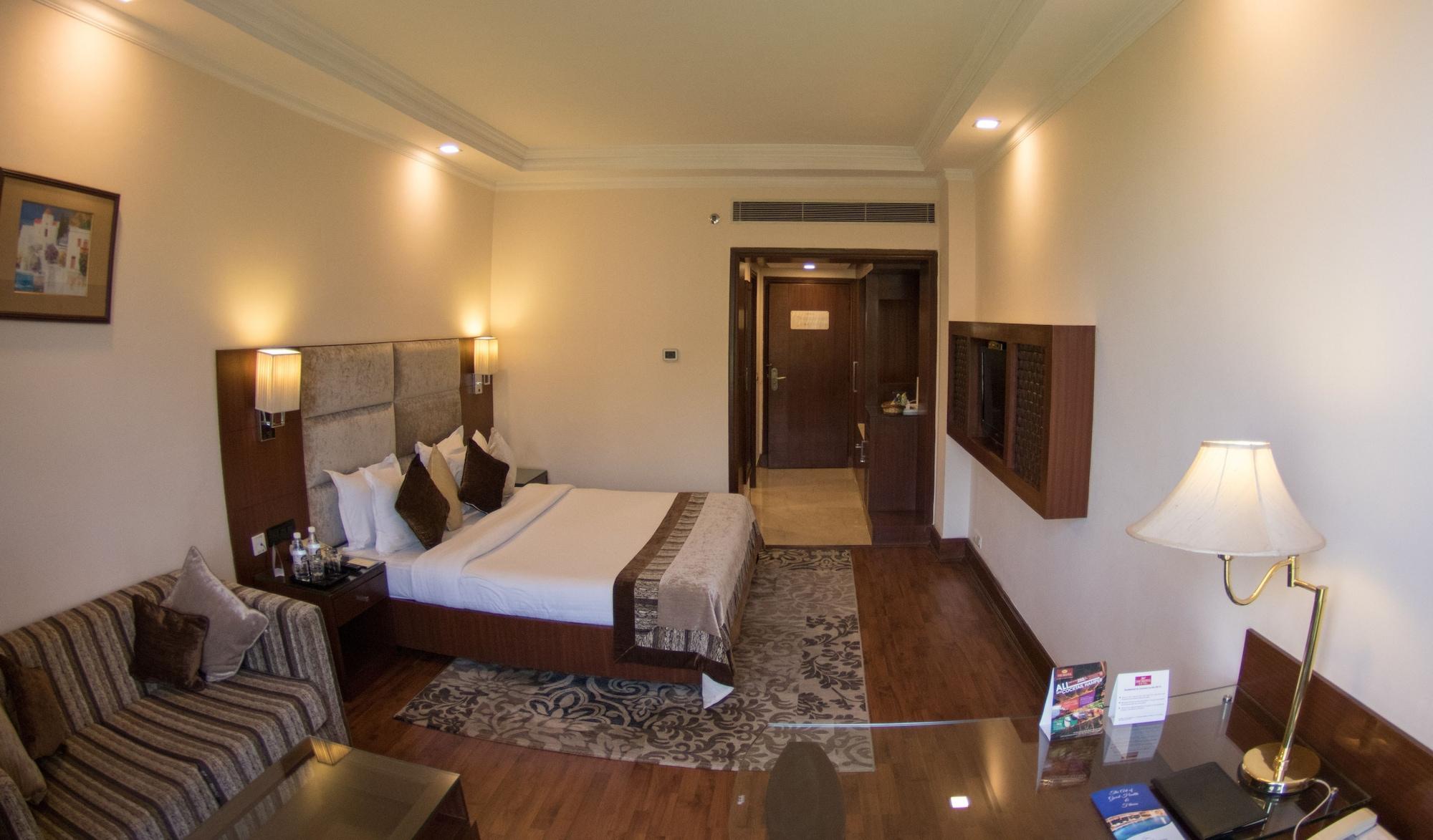 The Bristol Hotel Gurgaon Buitenkant foto