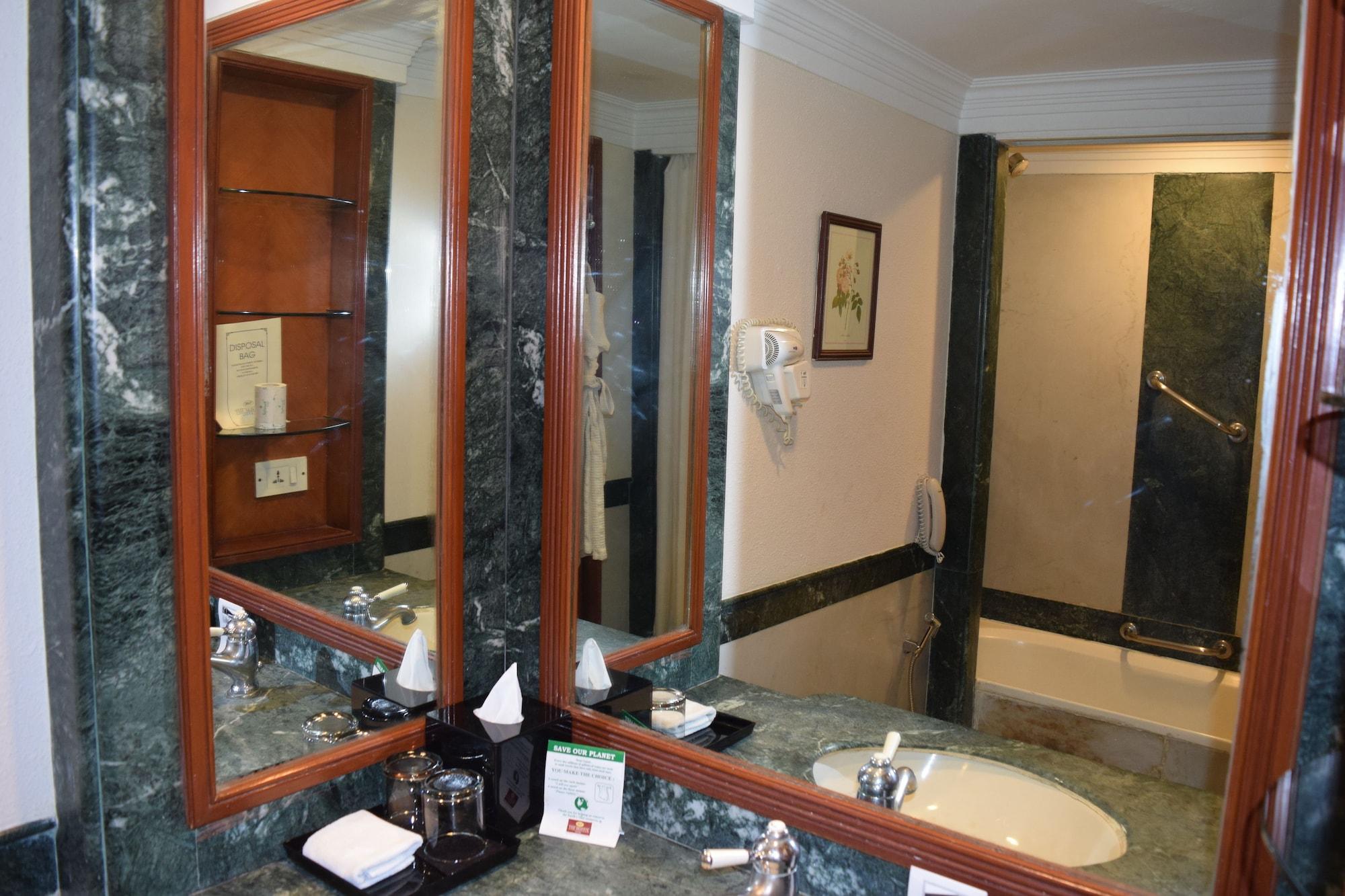 The Bristol Hotel Gurgaon Buitenkant foto