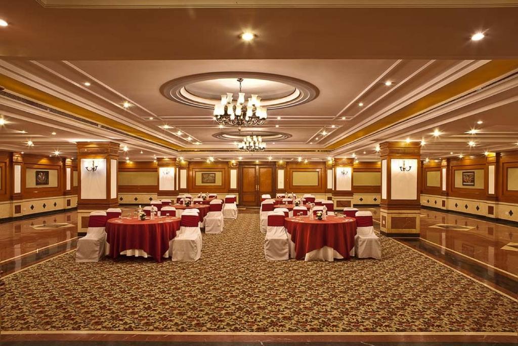 The Bristol Hotel Gurgaon Buitenkant foto