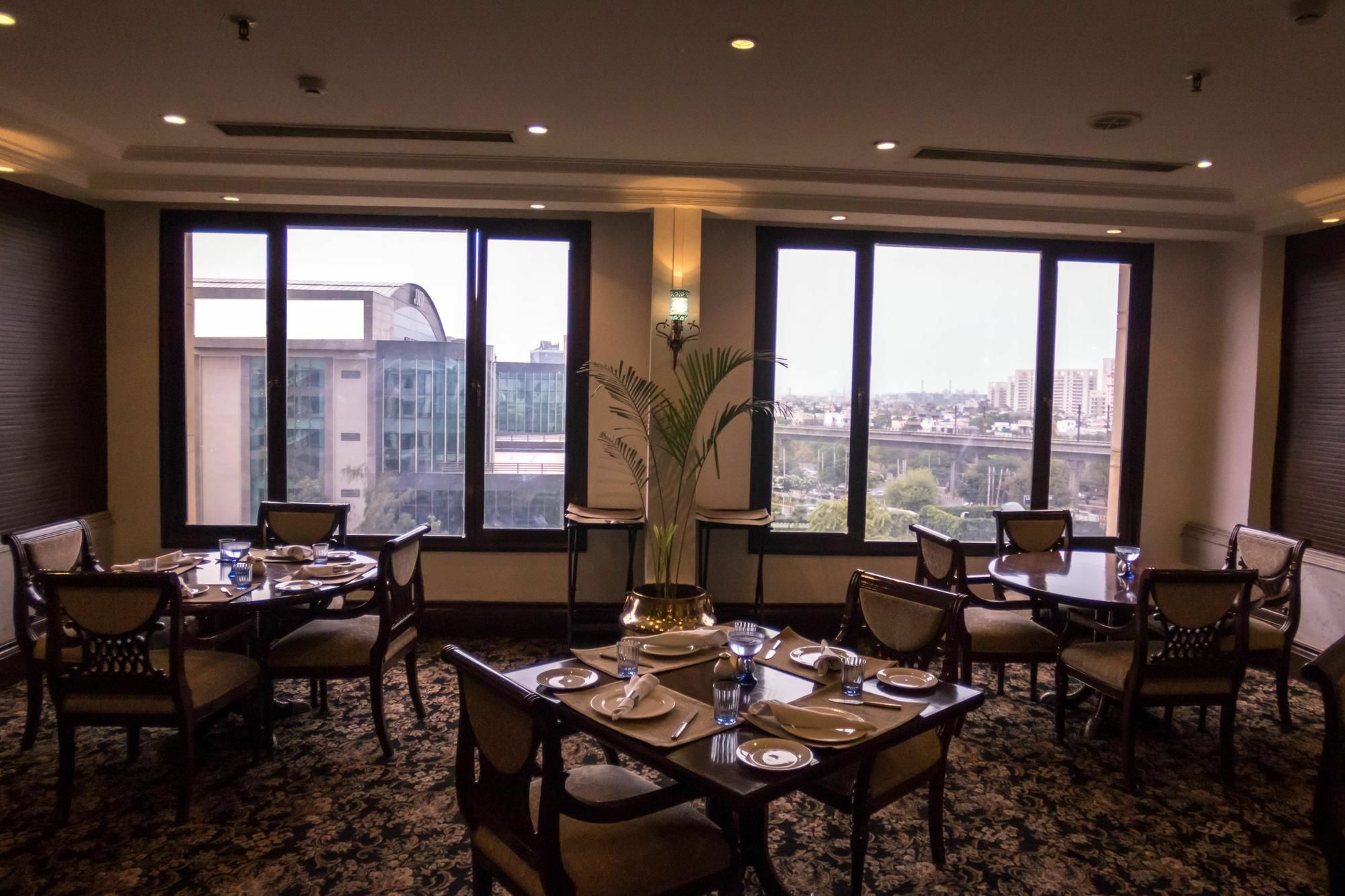 The Bristol Hotel Gurgaon Buitenkant foto