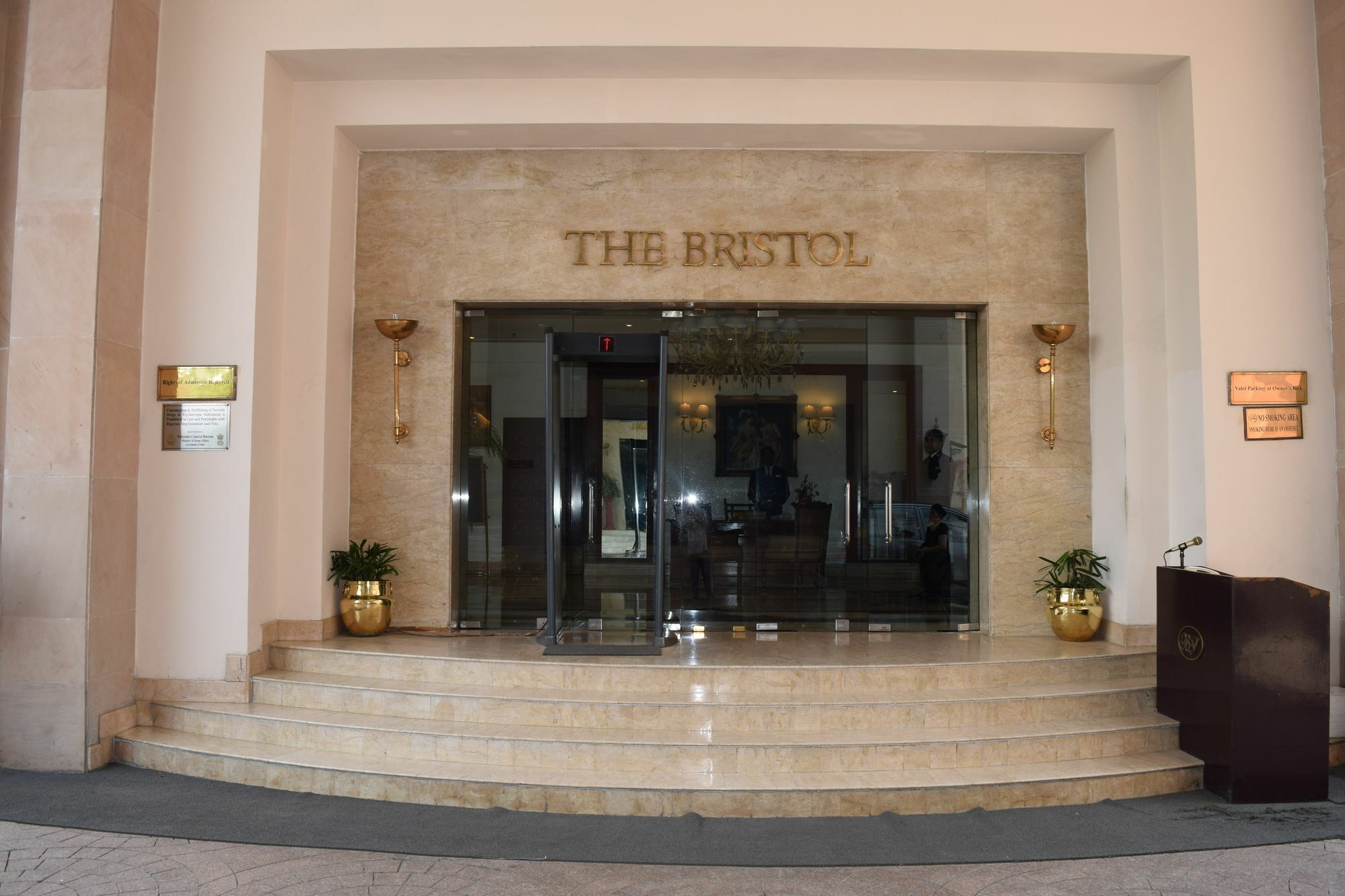 The Bristol Hotel Gurgaon Buitenkant foto