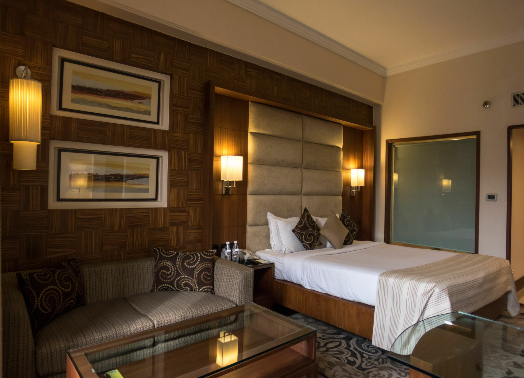 The Bristol Hotel Gurgaon Buitenkant foto